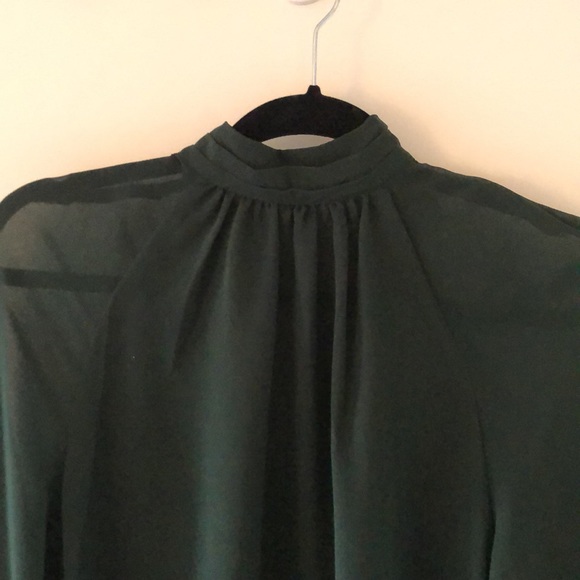 Dynamite top in forest green colour. Sleeves are sheer. Size Xs. - Picture 3 of 5
